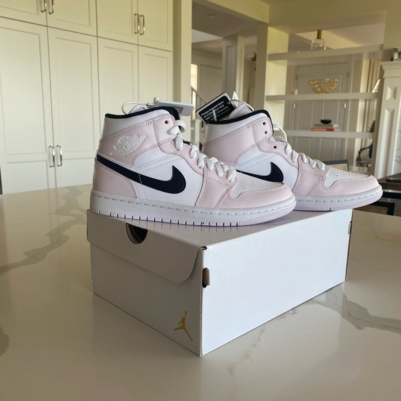 Wmns Air Jordan 1 Mid (BNIB) - Picture 1 of 9
